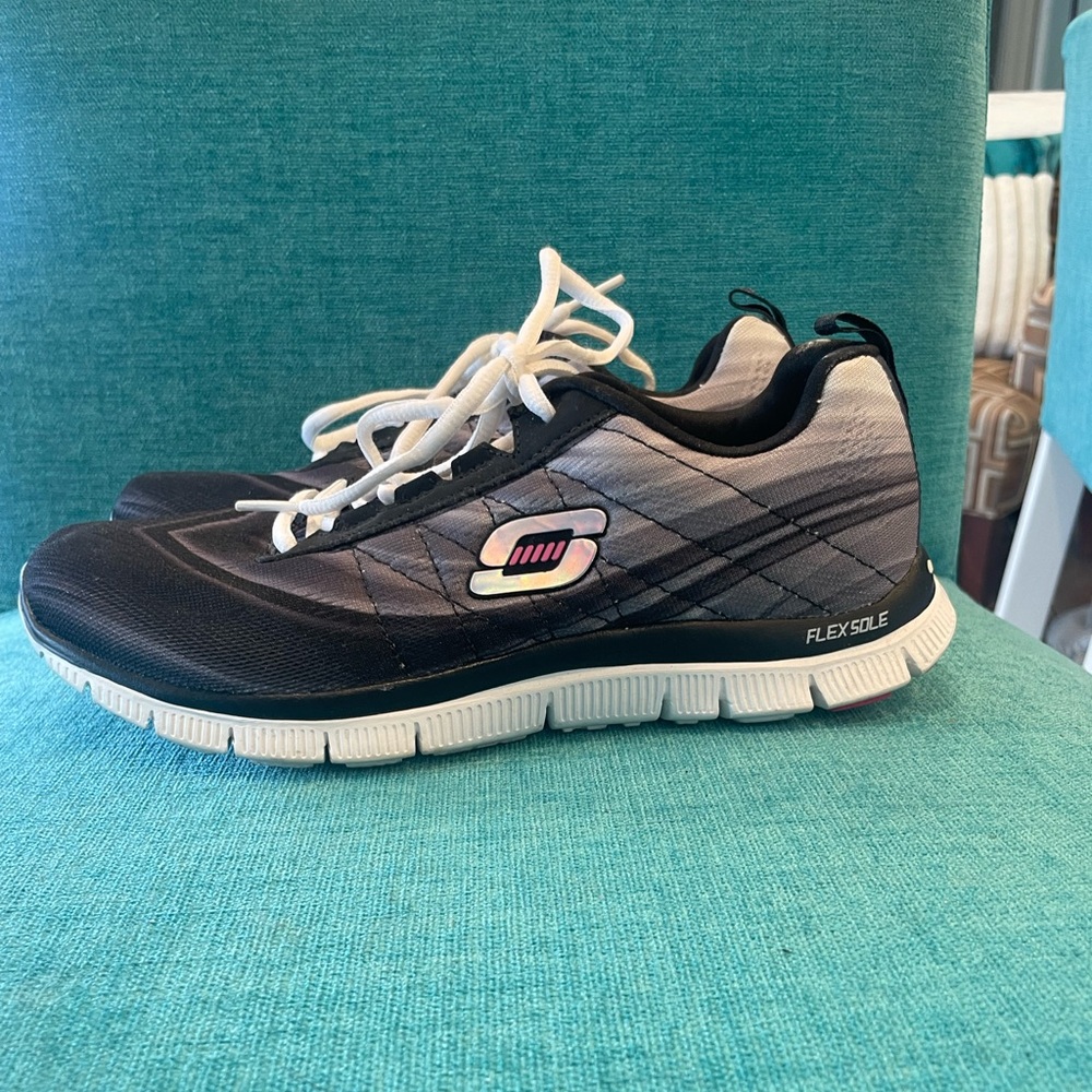 Skechers sketch-knit memory foam size 6